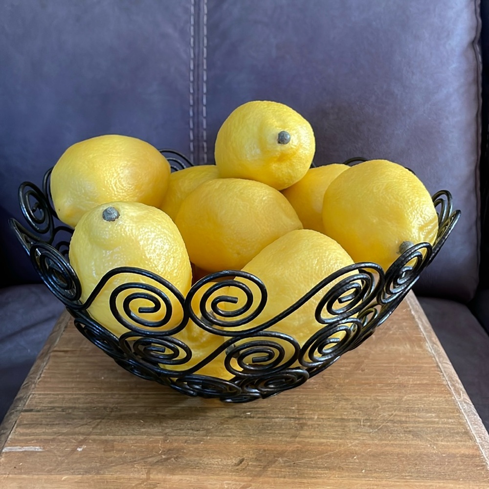 🌎Lot of 12 Realistic Plastic Yellow Lemons and Black Wire Basket 🍋